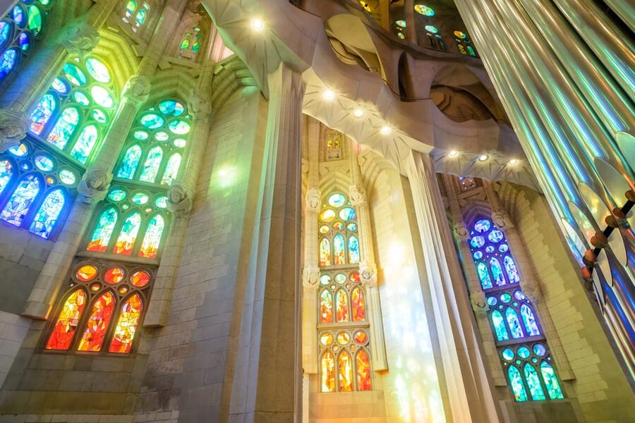 Barcelona: Sagrada Familia and Park Güell Tour - Language and guide style: what helps most at Gaudí sites