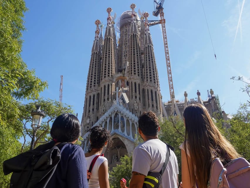 Barcelona: Sagrada Familia and Park Güell Tour - Parc Güell: save your energy for the views and the mosaics