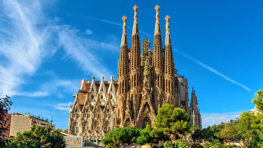 Barcelona: Sagrada Familia and Park Güell with Hotel Pickup - Drassanes, La Rambla, and the Gothic Quarter walk