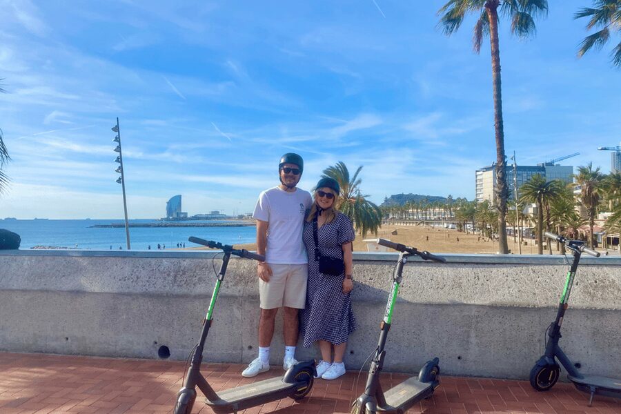 Barcelona: Sagrada Familia Electric Scooter or Bike Tour - Parliament of Catalonia and Barcelona Zoo: finishing strong