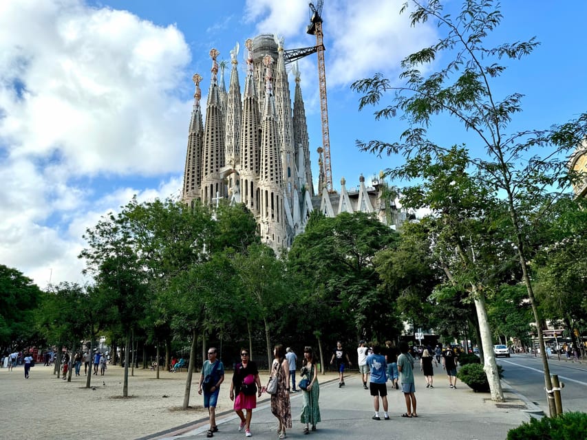 Barcelona: Sagrada Familia Entry Ticket and Guided Tour - Inside the basilica: stained glass color that changes as you move