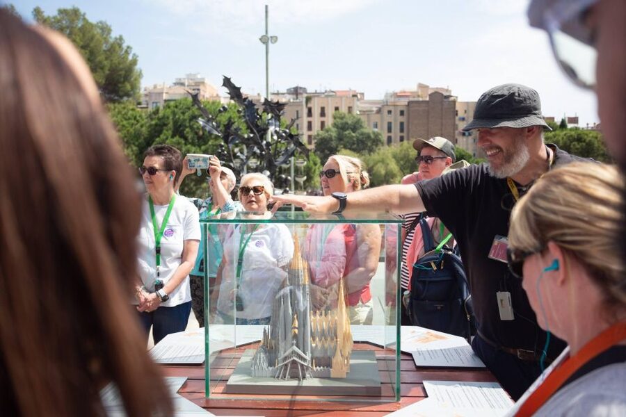 Barcelona: Sagrada Familia Fast Track Guided Tour - Group Size, Languages, and Pacing: Why 25 People Works