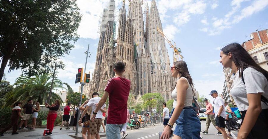 Barcelona: Sagrada Familia Fast-Track Guided Tour - Finding your way to the right meeting point