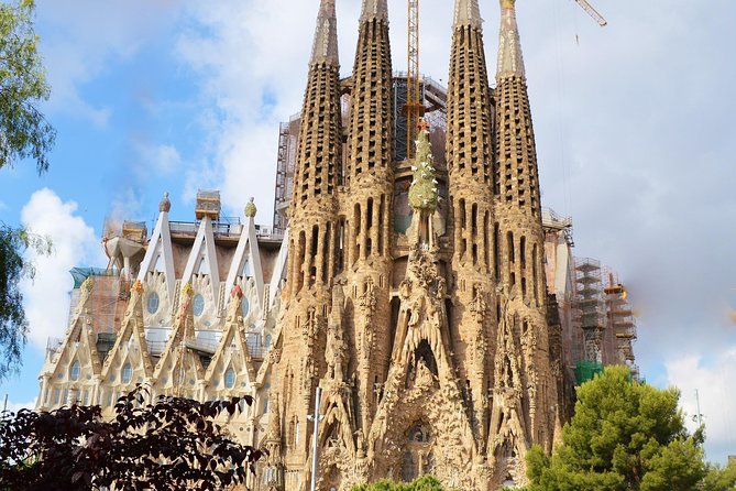 Barcelona: Sagrada Familia Fast Track Tour with Tower Option - What to Wear and Bring: Dress Code, Passports, and On-the-Day Rules