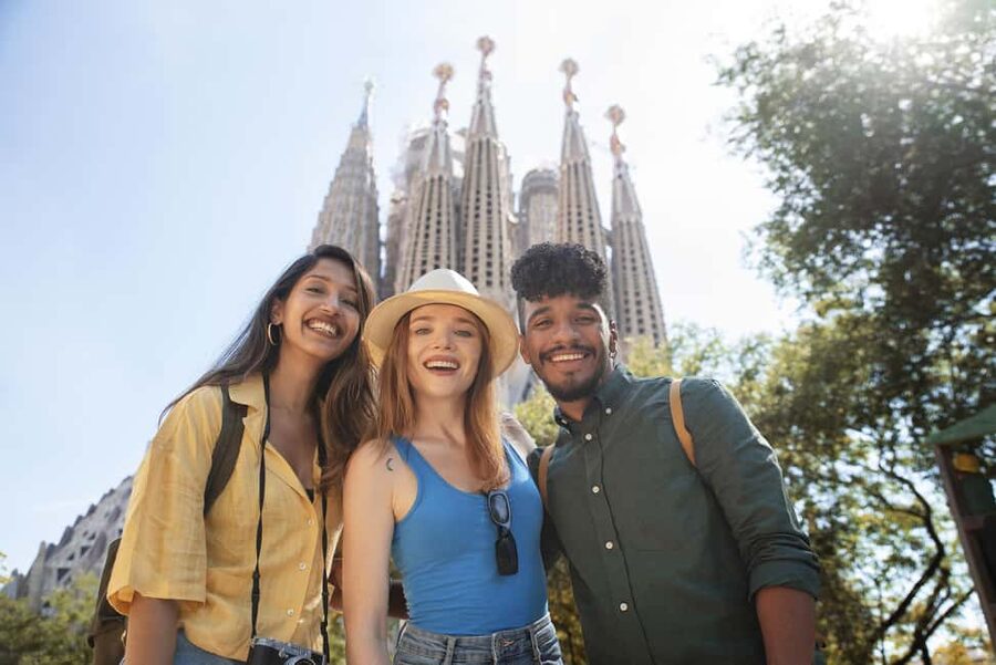 Barcelona: Sagrada Família & Gothic Quarter Walking Tour - Key Points to Know Before You Go