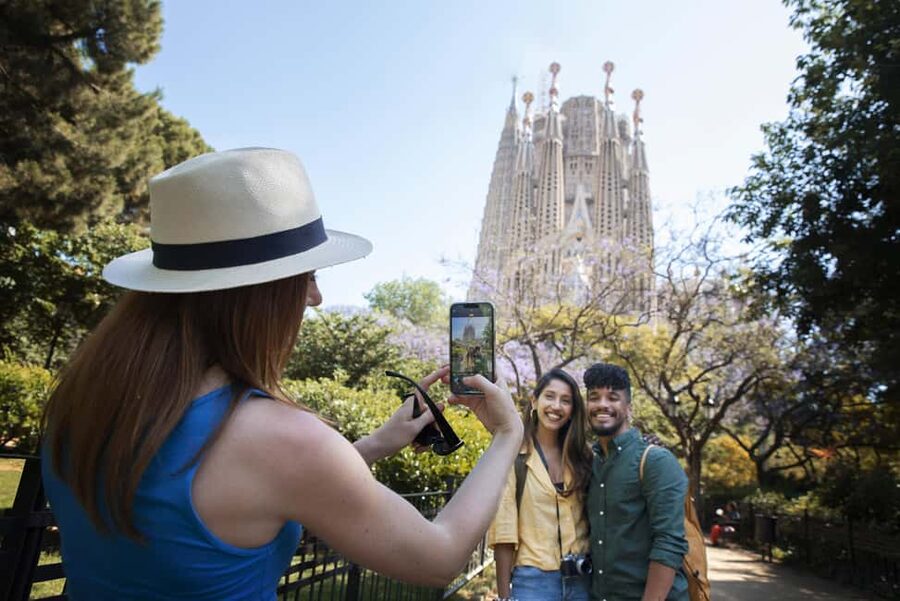 Barcelona: Sagrada Família & Gothic Quarter Walking Tour - Sagrada Família from the Outside: How the Façades Speak