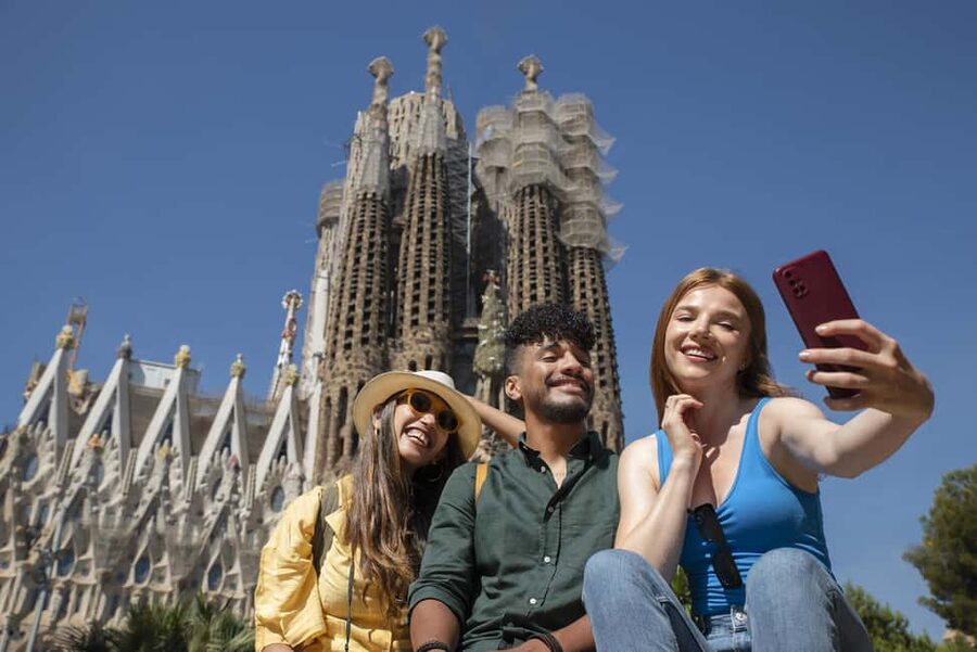Barcelona: Sagrada Família & Gothic Quarter Walking Tour - Gothic Quarter on Foot: Narrow Streets, Roman Traces, and Gothic Corners