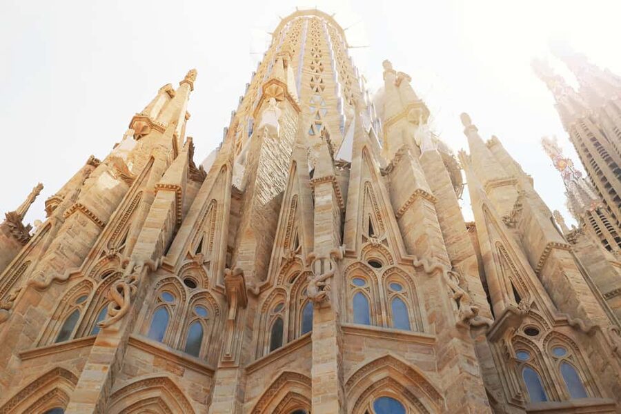 Barcelona: Sagrada Família & Gothic Quarter Walking Tour - Getting From Sagrada to the Gothic Quarter: The Metro Hop That Saves Time