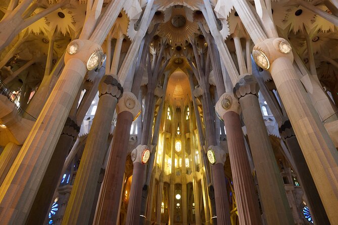Barcelona: Sagrada Familia Guided English Tour Skip The Line - Meeting point and ending side: why it matters for your day