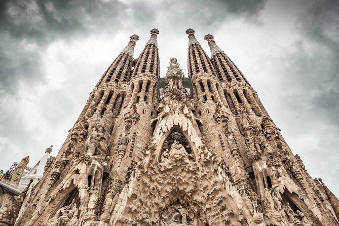 Barcelona: Sagrada Familia Guided Tour with Fast Track Access - What’s included—and what you’ll still need to plan for