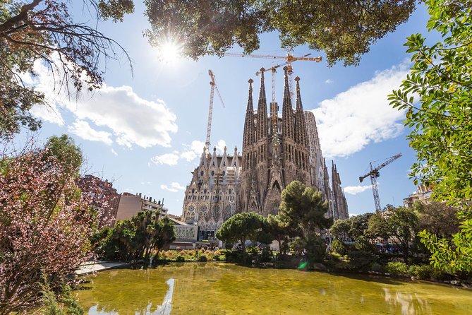Barcelona: Sagrada Familia Guided Tour with Fast Track Access - Who this tour suits best (and who should rethink it)
