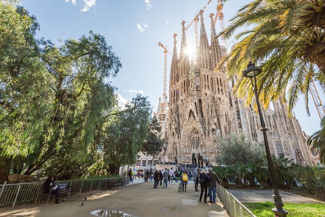Barcelona: Sagrada Familia Guided Tour with Fast Track Access - Should you book this fast-track Sagrada Familia tour?
