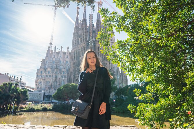 Barcelona Sagrada Familia Guided Tour with skip the line ticket - Timing, meeting point, and how to avoid the awkward moments