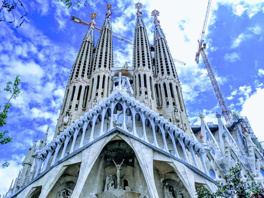 Barcelona: Sagrada Familia Guided Tour with Tickets - Reserved access vs. the tower you won’t be doing