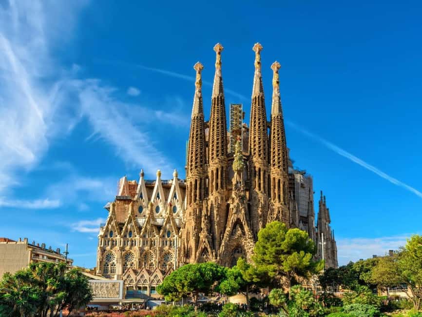 Barcelona: Sagrada Familia Guided Tour with Tower Access - Key highlights worth showing up for
