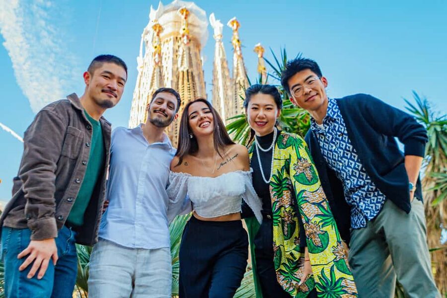 Barcelona: Sagrada Familia Guided Tour with Towers Access - 1.5 Hours of Guided Storytelling Inside Sagrada Familia