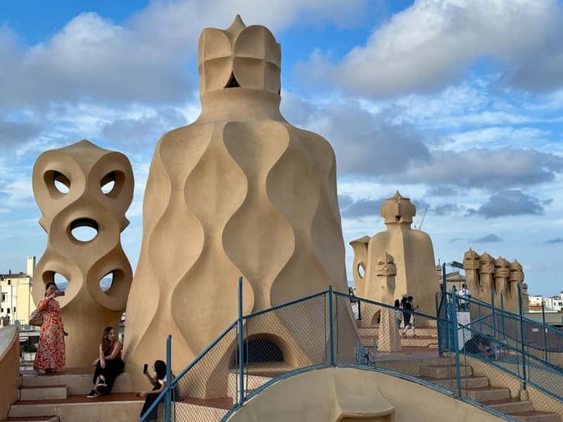 Barcelona: Sagrada Familia, La Pedrera & Cava Tasting Tour - Sagrada Família: how the guide changes what you notice