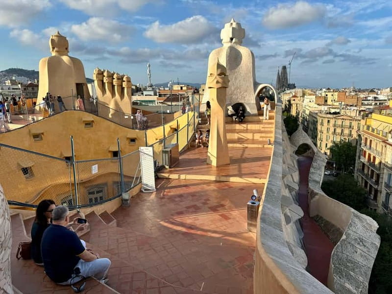 Barcelona: Sagrada Familia, La Pedrera & Cava Tasting Tour - Meeting point and logistics that can save you stress
