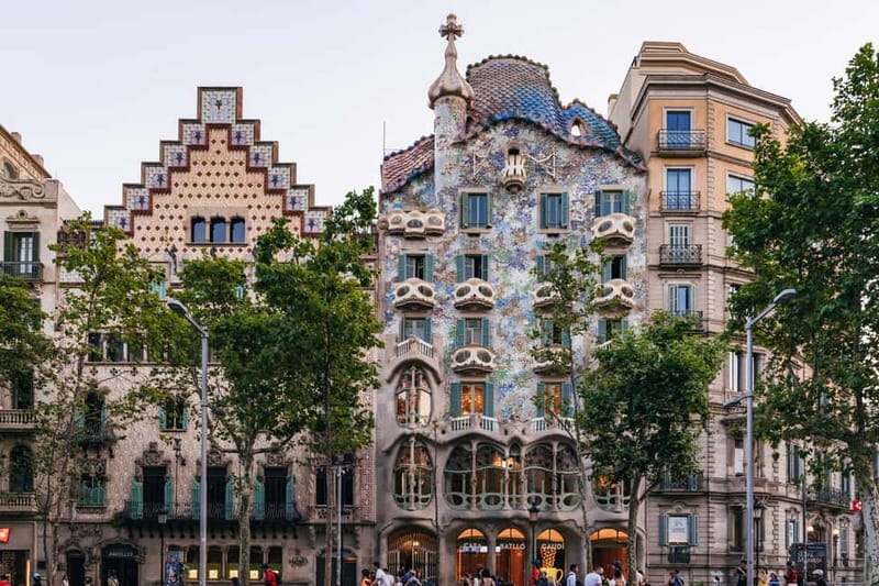 Barcelona: Sagrada Familia or City Tour by Bike or eBike - Santa Maria del Mar and El Born: old streets with real layers