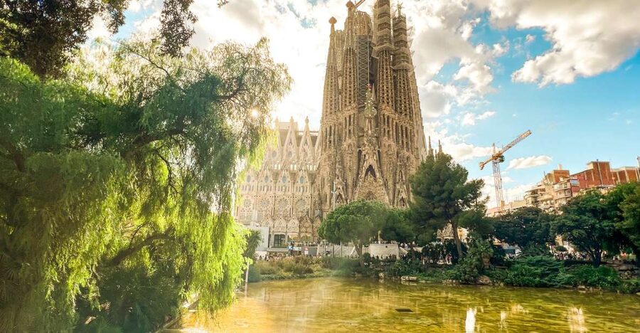 Barcelona: Sagrada Familia, Park Güell & Gothic Quarter Tour - Barcelona in one big day: Gothic Quarter to Gaudí’s world
