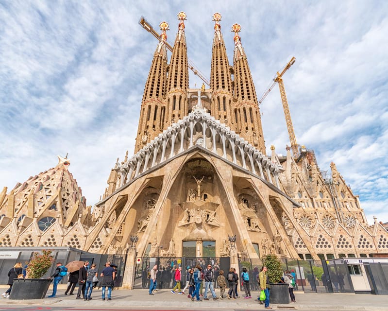 Barcelona: Sagrada Familia & Park Güell Guided Tour & Ticket - Meeting Point and What You Need for Entry
