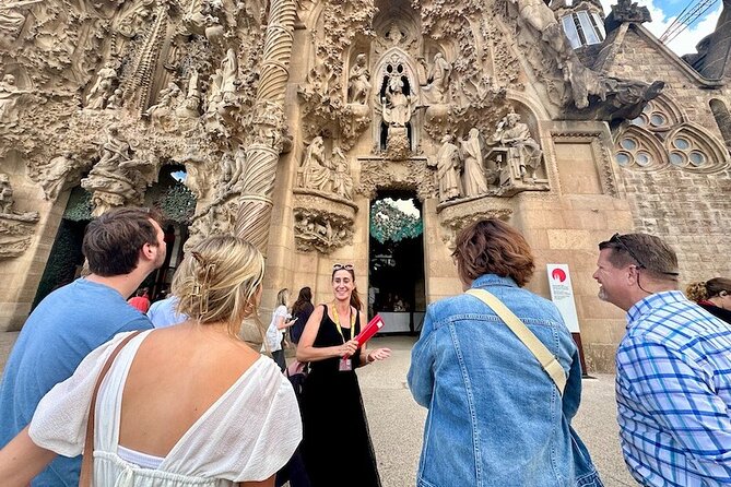 Barcelona: Sagrada Familia & Park Guell Guided Tour + Transfer - Why This Combo Works: Park Güell to Sagrada Família