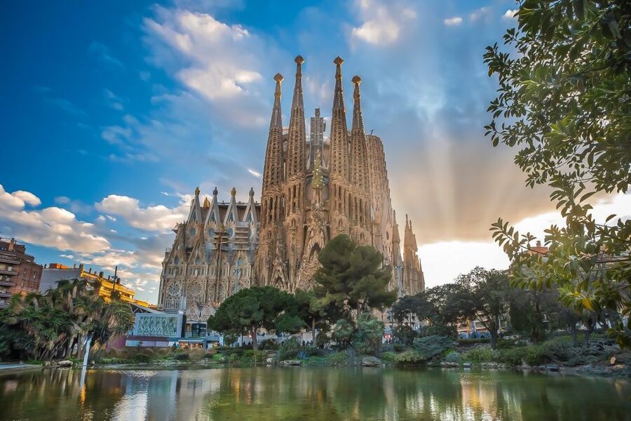 Barcelona: Sagrada Familia, Park Guell & Tapas Private Tour - Price and value: what $228 buys you in real time