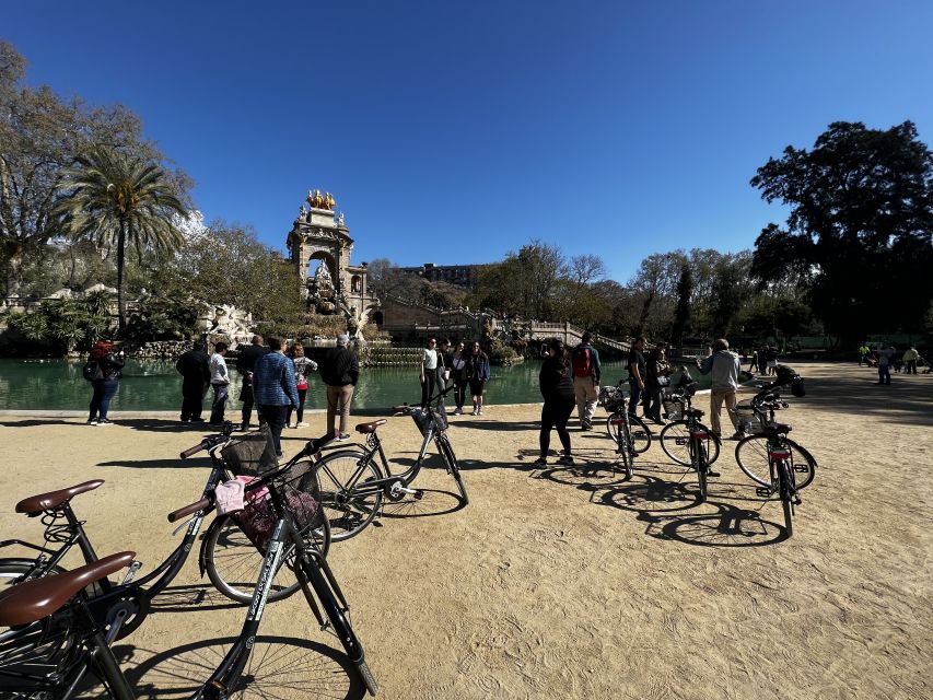 Barcelona: Sagrada Familia Private E-Scooter Tour - Arc de Triomf: a grand pause after the architectural punch