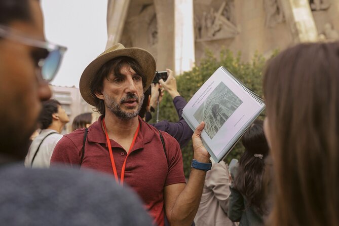 Barcelona: Sagrada Familia Semi-Private Guided Tour - Practical tips to make the most of your hour plus