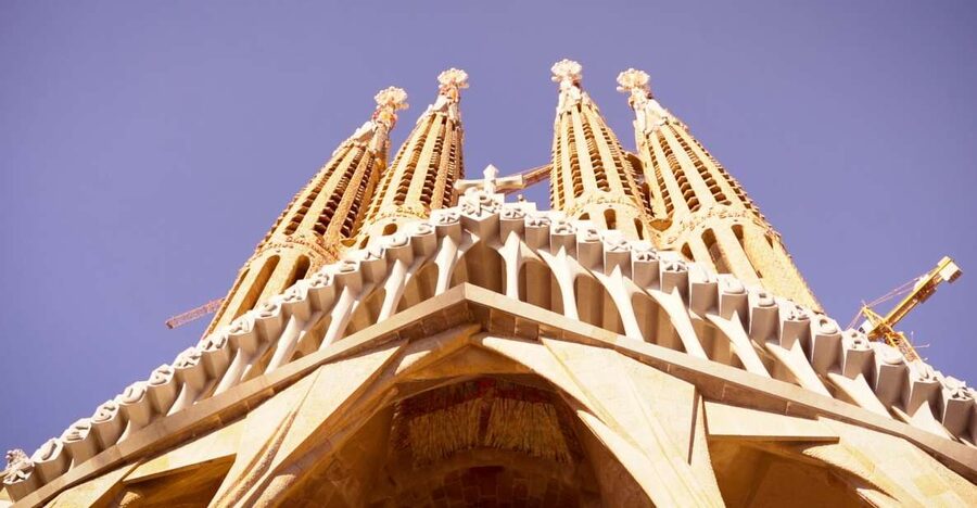 Barcelona: Sagrada Familia Skip-the-line Guided Tour - Meeting at Av. de Gaudí: Find the red burgundy umbrella