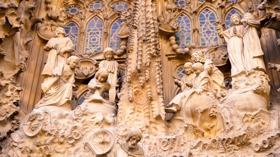 Barcelona: Sagrada Familia Skip-the-line Guided Tour - Step inside the vaults: the stained-glass light show