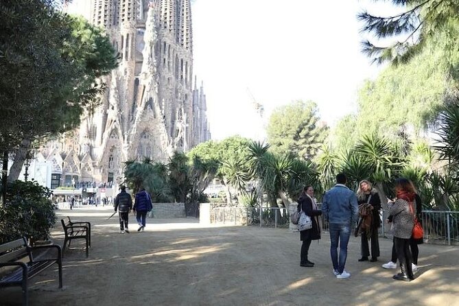 Barcelona: Sagrada Familia Skip The Line Insider Guided Tour - Photo Opportunities: How to Get Gaudí Details Without Spending Your Whole Visit Shooting