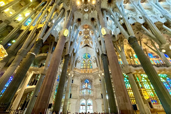 Barcelona: Sagrada Familia Small Group Guided Tour - Finish at Sagrada Familia: using your free time without getting lost