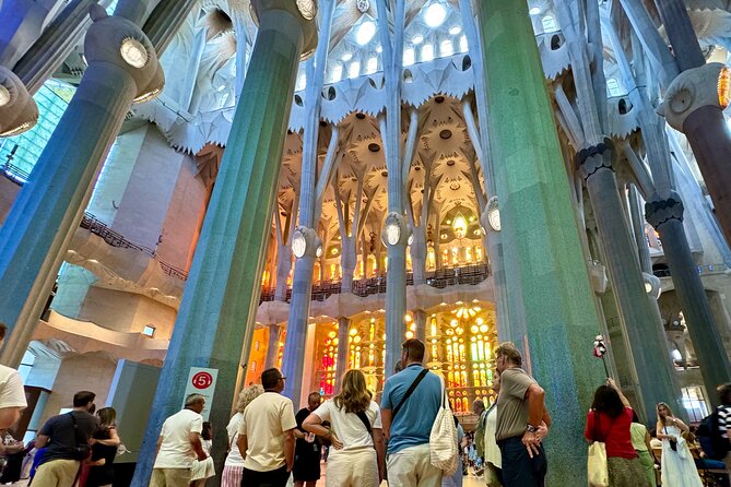 Barcelona: Sagrada Familia Small Group Guided Tour - Small group of 15: the difference you feel inside the church