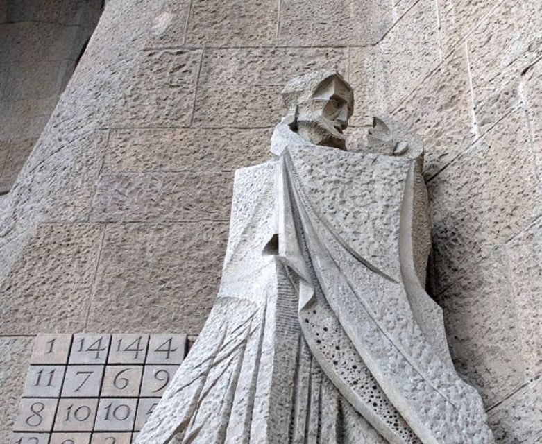 Barcelona: Sagrada Familia Tour of the Facades in German - Gaudí the Engineer: How the Tour Makes the Structure Part of the Story