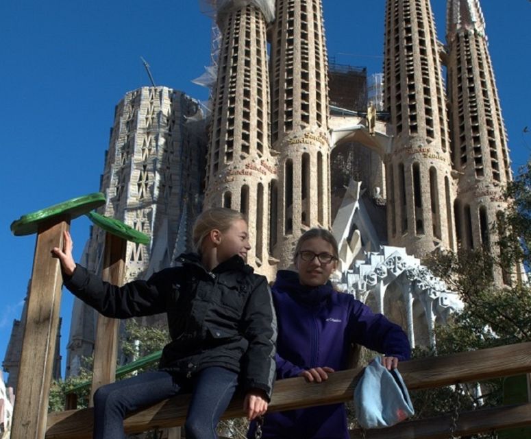 Barcelona: Sagrada Familia Tour of the Facades in German - Meeting Up and Getting Your Bearings Outside