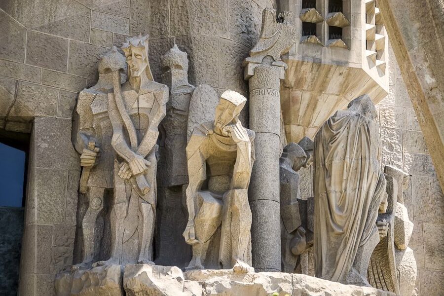 Barcelona: Sagrada Familia Tour with Optional Tower Access - Dress Code and the Passport Rule You Should Not Ignore