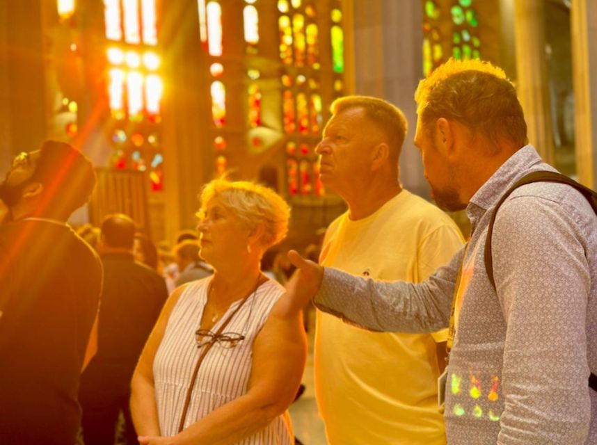 Barcelona: Sagrada Família Tour with Skip-the-Line Access - Meeting Point and How the Tour Starts Outside
