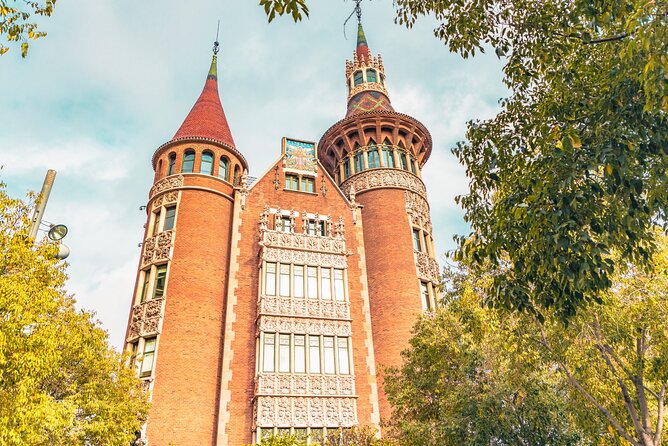 Barcelona Scavenger Hunt and Sights Self-Guided Tour - Casa Mila (La Pedrera) and the Monument a Narcís Monturiol: Keeping Momentum Without Rushing