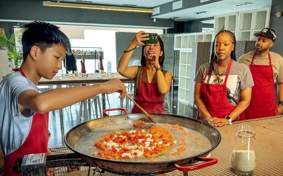 Barcelona: Seafood Paella ★Maestro★ & Tapas & Sangria - Key reasons this paella + market experience works