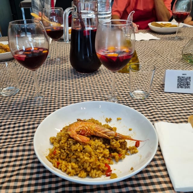 Barcelona: Seafood Paella ★Maestro★ & Tapas & Sangria - Cooking seafood paella: the lesson behind the famous part