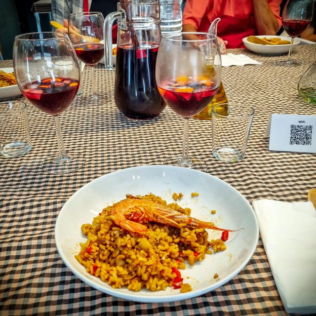 Barcelona: Seafood Paella ★Maestro★ & Tapas & Sangria - Pan con tomate + tapas: the Spanish starter that makes the meal feel real