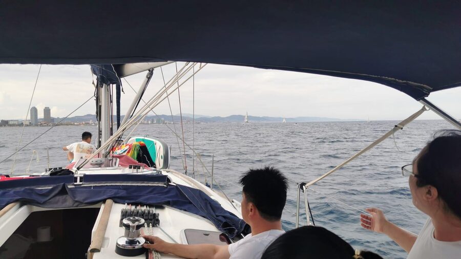 Barcelona: Shared cruise with chill music (+welcome drink) - Olympic Port, Barceloneta Beach, and W Barcelona: the photo stops that matter
