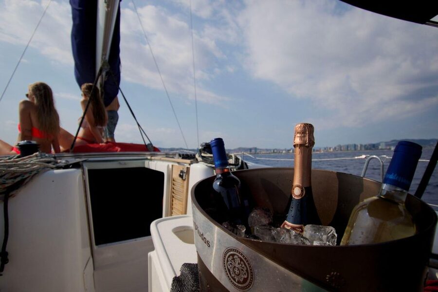 Barcelona: Shared cruise with chill music (+welcome drink) - FAQ