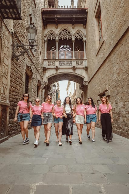 ✅ Barcelona: Sightseeing Professional Photoshoot Session - El Born street scenes: secret spots, iconic angles, and crowd control