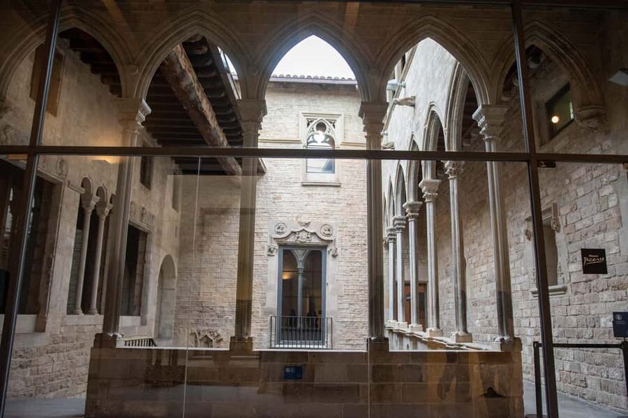 Barcelona: Skip-the-Line Guided Tour of the Picasso Museum - The Expert-Led Format: Languages, Radio System, and Pacing