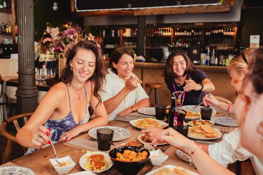 Barcelona: Small Group Gothic, Tapas & Churros Tour! - Meeting point and how to find your guide