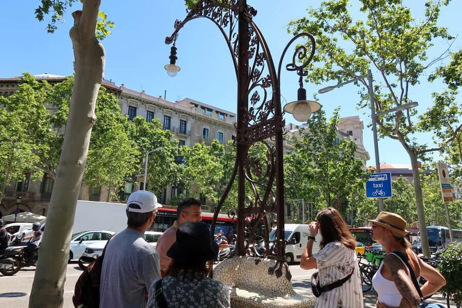 Barcelona Small Group Tapas Tour with 6 Tastings & 3 Drinks - Gaudí building-to-building: why this route works