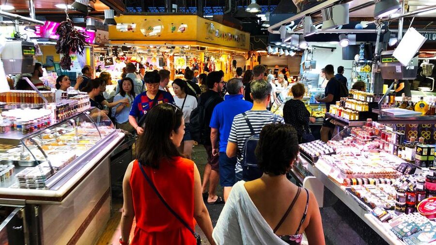 Barcelona: Street Food & Sightseeing Tour with Local Market - Why This La Rambla to La Boqueria Route Fits 2.5 Hours
