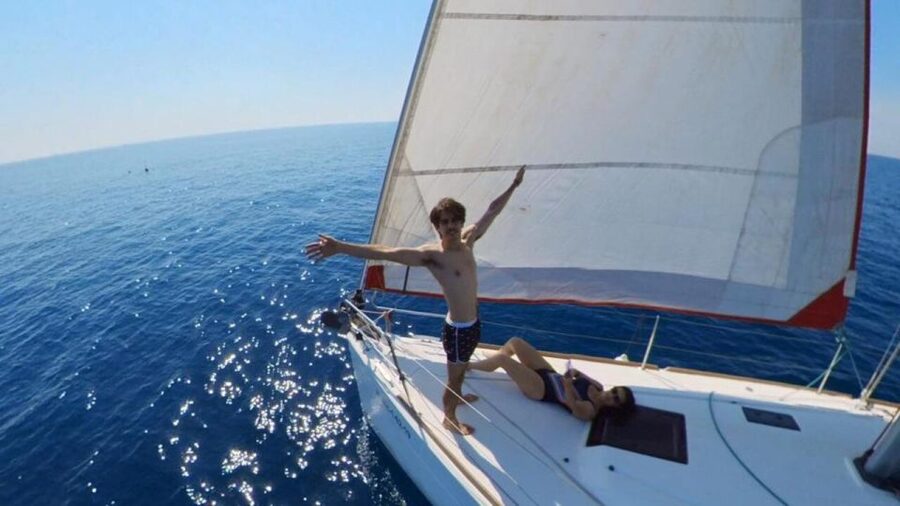 Barcelona: Sunset Sailing Experience with Snacks and Cava - What makes the experience feel smooth: the role of the captain